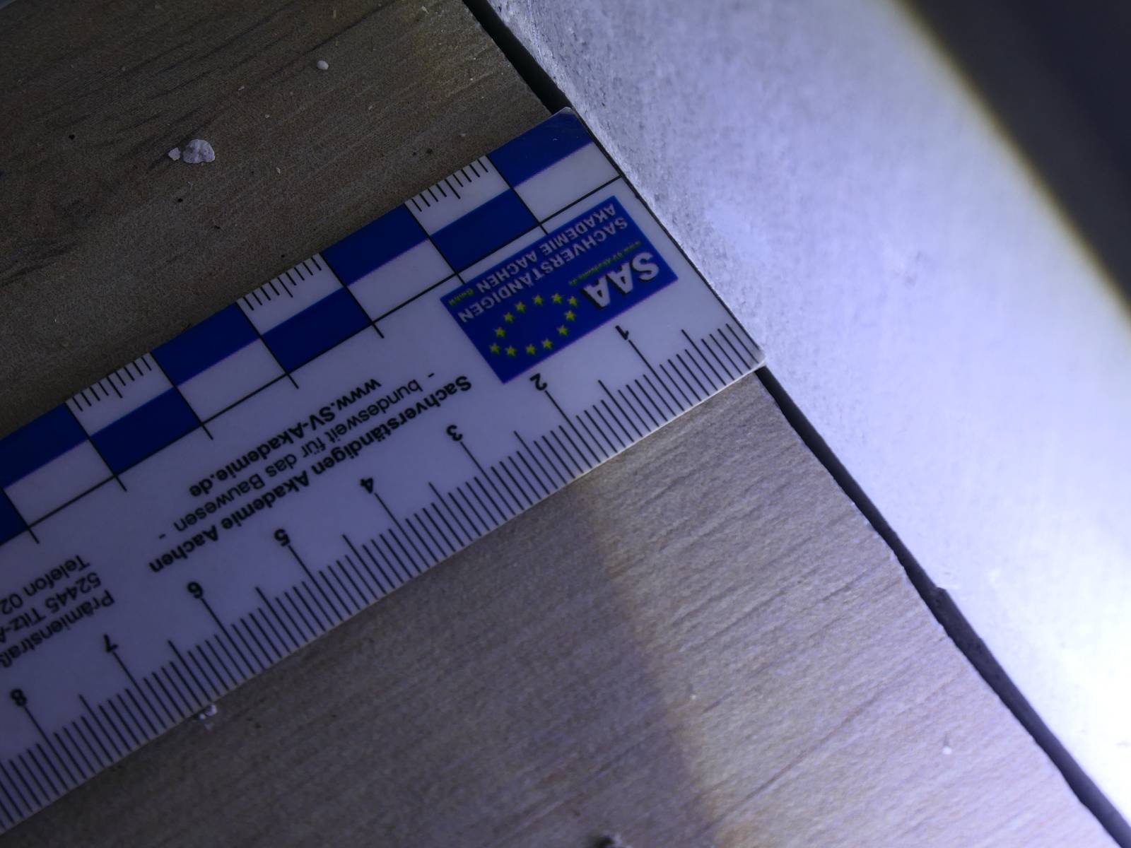 Akustische Kopplung durch fehlende Randfugenabstände des Bodenbelags zur Wand